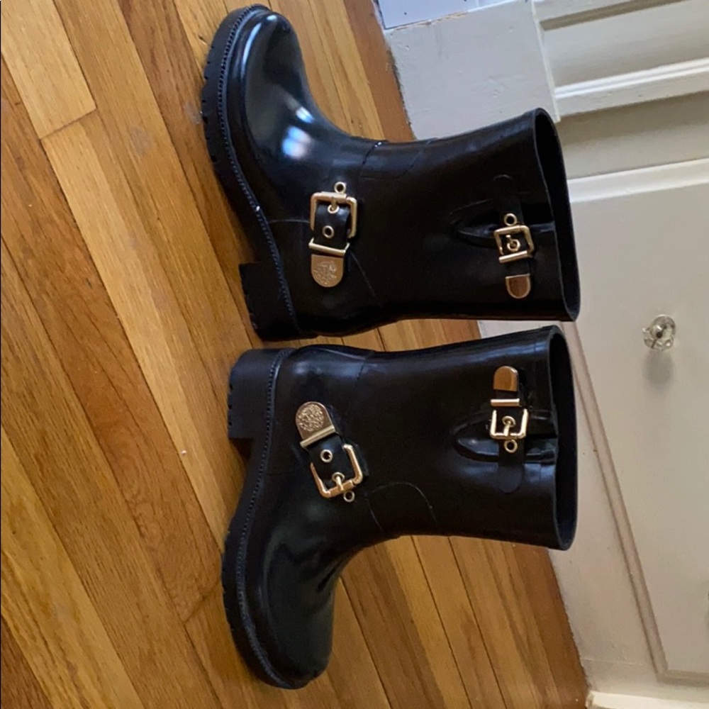 Black Vince Camuto short rain boots